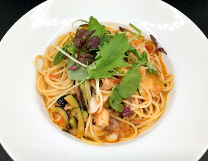 えびと夏野菜のトマトソースパスタ